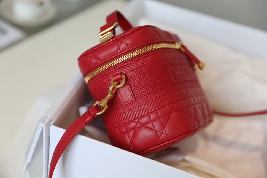 🆕2020秋冬新品➰ DIOR TRAVEL 原廠ZP藤格紋採用柔軟的紅色羊皮革精心製作，搭配藤格紋緝麵線，飾似Christian Dior 壓花標誌。這款手袋是一款理想的日常良伴，搭配手柄和可拆卸肩帶，可手提，肩背或斜挎！ 紅色羊皮革藤格紋緝麵線拉鍊開合頂部手柄1個寬大的隔層2個貼袋1個內部拉鍊口袋可肩背或斜挎尺寸：18.5 x 13 x 10.5cm#16060