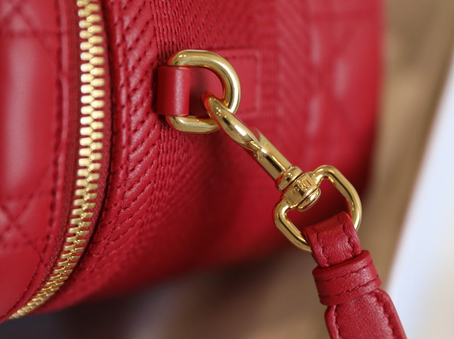 🆕2020秋冬新品➰ DIOR TRAVEL 原廠ZP藤格紋採用柔軟的紅色羊皮革精心製作，搭配藤格紋緝麵線，飾似Christian Dior 壓花標誌。這款手袋是一款理想的日常良伴，搭配手柄和可拆卸肩帶，可手提，肩背或斜挎！ 紅色羊皮革藤格紋緝麵線拉鍊開合頂部手柄1個寬大的隔層2個貼袋1個內部拉鍊口袋可肩背或斜挎尺寸：18.5 x 13 x 10.5cm#16060