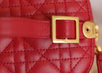 🆕2020秋冬新品➰ DIOR TRAVEL 原廠ZP藤格紋採用柔軟的紅色羊皮革精心製作，搭配藤格紋緝麵線，飾似Christian Dior 壓花標誌。這款手袋是一款理想的日常良伴，搭配手柄和可拆卸肩帶，可手提，肩背或斜挎！ 紅色羊皮革藤格紋緝麵線拉鍊開合頂部手柄1個寬大的隔層2個貼袋1個內部拉鍊口袋可肩背或斜挎尺寸：18.5 x 13 x 10.5cm#16060