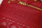 🆕2020秋冬新品➰ DIOR TRAVEL 原廠ZP藤格紋採用柔軟的紅色羊皮革精心製作，搭配藤格紋緝麵線，飾似Christian Dior 壓花標誌。這款手袋是一款理想的日常良伴，搭配手柄和可拆卸肩帶，可手提，肩背或斜挎！ 紅色羊皮革藤格紋緝麵線拉鍊開合頂部手柄1個寬大的隔層2個貼袋1個內部拉鍊口袋可肩背或斜挎尺寸：18.5 x 13 x 10.5cm#16060