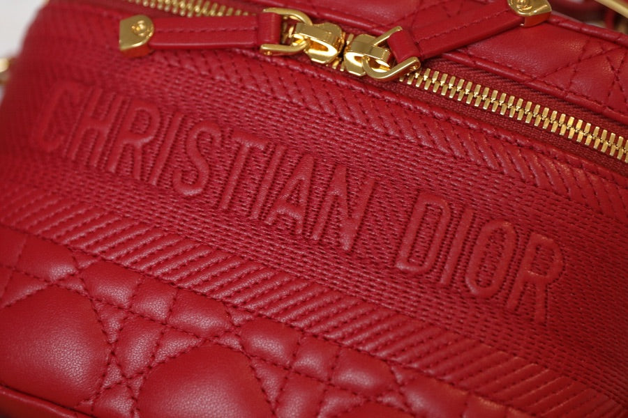 🆕2020秋冬新品➰ DIOR TRAVEL 原廠ZP藤格紋採用柔軟的紅色羊皮革精心製作，搭配藤格紋緝麵線，飾似Christian Dior 壓花標誌。這款手袋是一款理想的日常良伴，搭配手柄和可拆卸肩帶，可手提，肩背或斜挎！ 紅色羊皮革藤格紋緝麵線拉鍊開合頂部手柄1個寬大的隔層2個貼袋1個內部拉鍊口袋可肩背或斜挎尺寸：18.5 x 13 x 10.5cm#16060