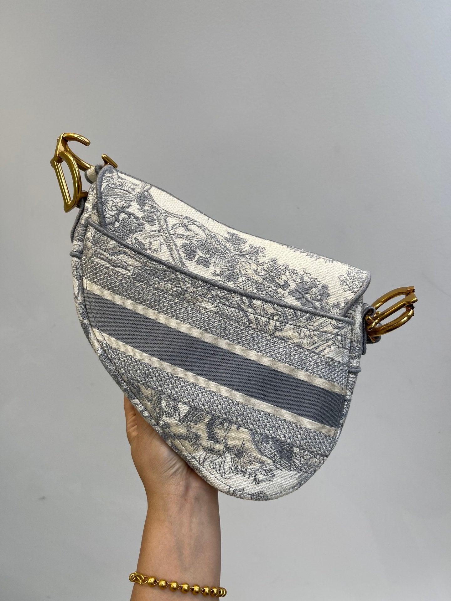 Dior迪奧21新款刺繡印花馬鞍包，手提單肩包，詮釋Dior式復古風尺寸：25.5X20X6.5cm編號：#826637350