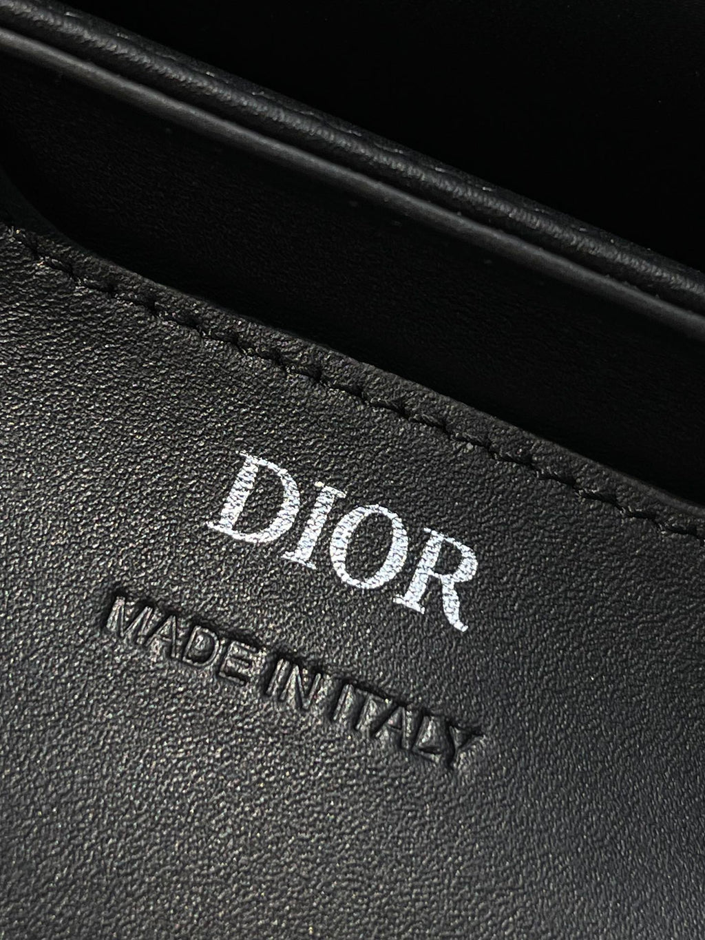 Dior迪奧21秋冬新款男士翻蓋槍扣豎款Box小牛皮手機包，單肩斜挎包，]尺寸：19X11X3cm 編號：#63837980