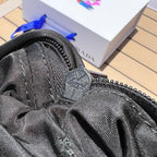 可調式尼龍腰帶和側面插扣，拉鍊開合琺瑯金屬三角形標誌與adidas Re -Nylon 徽標