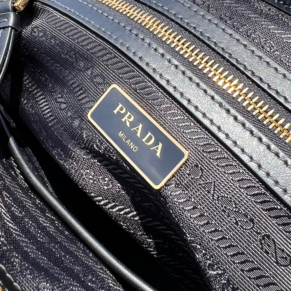 尺寸:28×20×14cm（581100898） PRADA渠道資源特供降落傘布製作❗️Re-Nylon 再生尼龍餃子包，Re-Nylon 再生尼龍透過提純海洋塑膠、漁網和紡織纖維回收物製成，闡釋創新理念。酷酷暗黑風，簡約百搭的實用款！容量很大，自重超輕