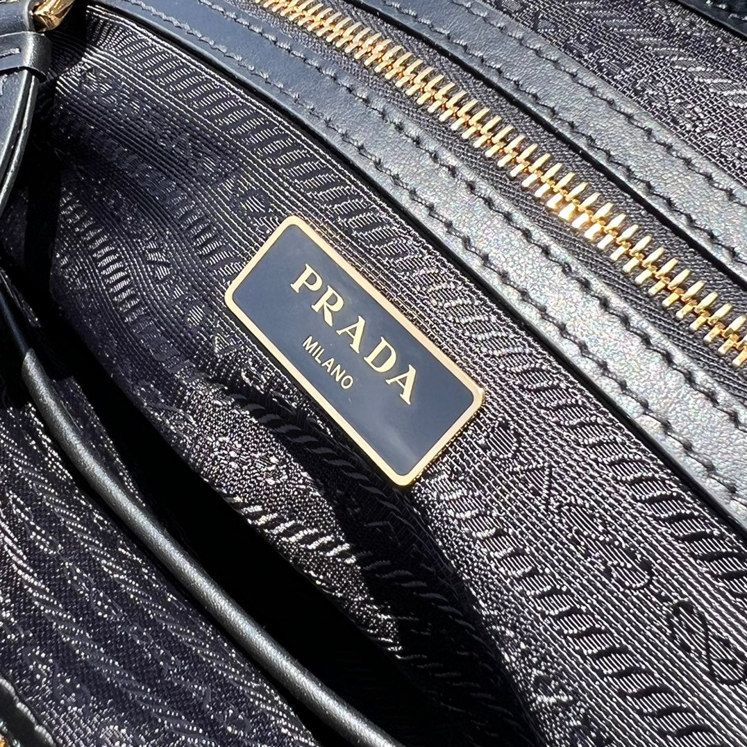 尺寸:28×20×14cm（581100898） PRADA渠道資源特供降落傘布製作❗️Re-Nylon 再生尼龍餃子包，Re-Nylon 再生尼龍透過提純海洋塑膠、漁網和紡織纖維回收物製成，闡釋創新理念。酷酷暗黑風，簡約百搭的實用款！容量很大，自重超輕