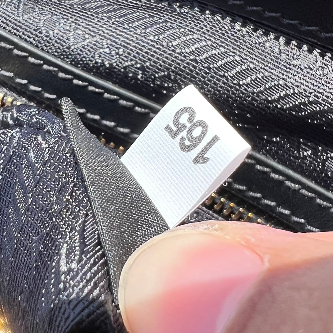 尺寸:28×20×14cm（581100898） PRADA渠道資源特供降落傘布製作❗️Re-Nylon 再生尼龍餃子包，Re-Nylon 再生尼龍透過提純海洋塑膠、漁網和紡織纖維回收物製成，闡釋創新理念。酷酷暗黑風，簡約百搭的實用款！容量很大，自重超輕