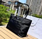 尺寸:35×30×14cm（05780898） PRADA通路資源特供降落傘布製作❗️Re-Nylon 再生尼龍購物袋，Re-Nylon 再生尼龍透過提純海洋塑膠、漁網和紡織纖維回收物製成，闡釋創新理念。包身正面配有前貼袋，拉鍊開合，飾以塗琺瑯金屬三角形徽標，當媽咪袋也是不錯的選擇