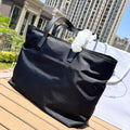 尺寸:35×30×14cm（05780898） PRADA通路資源特供降落傘布製作❗️Re-Nylon 再生尼龍購物袋，Re-Nylon 再生尼龍透過提純海洋塑膠、漁網和紡織纖維回收物製成，闡釋創新理念。包身正面配有前貼袋，拉鍊開合，飾以塗琺瑯金屬三角形徽標，當媽咪袋也是不錯的選擇