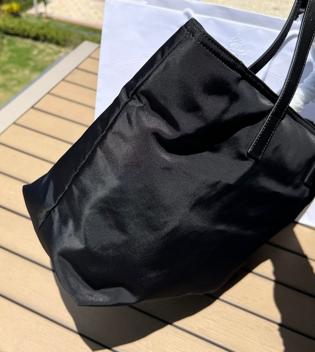 尺寸:35×30×14cm（05780898） PRADA通路資源特供降落傘布製作❗️Re-Nylon 再生尼龍購物袋，Re-Nylon 再生尼龍透過提純海洋塑膠、漁網和紡織纖維回收物製成，闡釋創新理念。包身正面配有前貼袋，拉鍊開合，飾以塗琺瑯金屬三角形徽標，當媽咪袋也是不錯的選擇