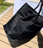 尺寸:35×30×14cm（05780898） PRADA通路資源特供降落傘布製作❗️Re-Nylon 再生尼龍購物袋，Re-Nylon 再生尼龍透過提純海洋塑膠、漁網和紡織纖維回收物製成，闡釋創新理念。包身正面配有前貼袋，拉鍊開合，飾以塗琺瑯金屬三角形徽標，當媽咪袋也是不錯的選擇