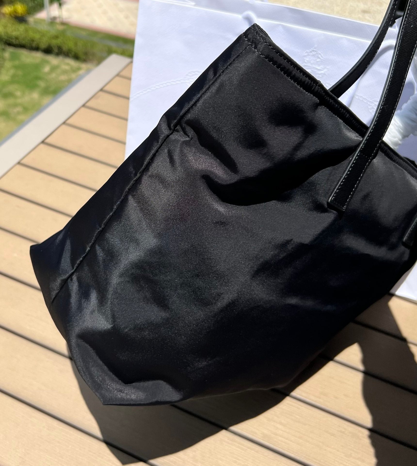 尺寸:35×30×14cm（05780898） PRADA通路資源特供降落傘布製作❗️Re-Nylon 再生尼龍購物袋，Re-Nylon 再生尼龍透過提純海洋塑膠、漁網和紡織纖維回收物製成，闡釋創新理念。包身正面配有前貼袋，拉鍊開合，飾以塗琺瑯金屬三角形徽標，當媽咪袋也是不錯的選擇