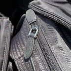 尺寸:35×30×14cm（05780898） PRADA通路資源特供降落傘布製作❗️Re-Nylon 再生尼龍購物袋，Re-Nylon 再生尼龍透過提純海洋塑膠、漁網和紡織纖維回收物製成，闡釋創新理念。包身正面配有前貼袋，拉鍊開合，飾以塗琺瑯金屬三角形徽標，當媽咪袋也是不錯的選擇