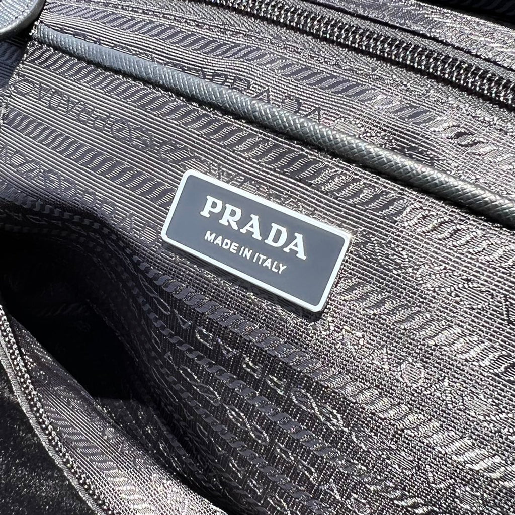 尺寸:35×30×14cm（05780898） PRADA通路資源特供降落傘布製作❗️Re-Nylon 再生尼龍購物袋，Re-Nylon 再生尼龍透過提純海洋塑膠、漁網和紡織纖維回收物製成，闡釋創新理念。包身正面配有前貼袋，拉鍊開合，飾以塗琺瑯金屬三角形徽標，當媽咪袋也是不錯的選擇