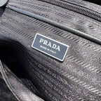尺寸:35×30×14cm（05780898） PRADA通路資源特供降落傘布製作❗️Re-Nylon 再生尼龍購物袋，Re-Nylon 再生尼龍透過提純海洋塑膠、漁網和紡織纖維回收物製成，闡釋創新理念。包身正面配有前貼袋，拉鍊開合，飾以塗琺瑯金屬三角形徽標，當媽咪袋也是不錯的選擇
