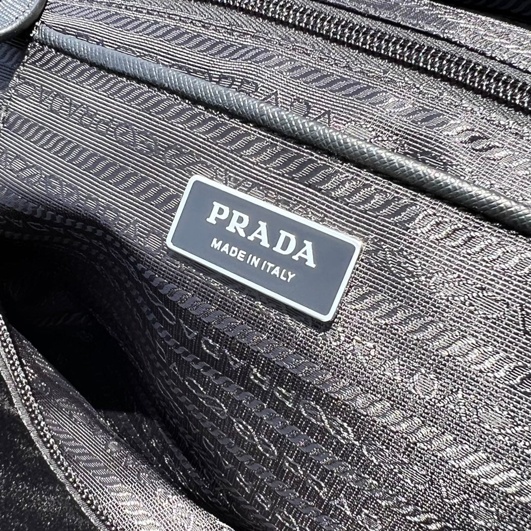 尺寸:35×30×14cm（05780898） PRADA通路資源特供降落傘布製作❗️Re-Nylon 再生尼龍購物袋，Re-Nylon 再生尼龍透過提純海洋塑膠、漁網和紡織纖維回收物製成，闡釋創新理念。包身正面配有前貼袋，拉鍊開合，飾以塗琺瑯金屬三角形徽標，當媽咪袋也是不錯的選擇