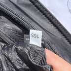 尺寸:35×30×14cm（05780898） PRADA通路資源特供降落傘布製作❗️Re-Nylon 再生尼龍購物袋，Re-Nylon 再生尼龍透過提純海洋塑膠、漁網和紡織纖維回收物製成，闡釋創新理念。包身正面配有前貼袋，拉鍊開合，飾以塗琺瑯金屬三角形徽標，當媽咪袋也是不錯的選擇