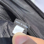 尺寸:35×30×14cm（05780898） PRADA通路資源特供降落傘布製作❗️Re-Nylon 再生尼龍購物袋，Re-Nylon 再生尼龍透過提純海洋塑膠、漁網和紡織纖維回收物製成，闡釋創新理念。包身正面配有前貼袋，拉鍊開合，飾以塗琺瑯金屬三角形徽標，當媽咪袋也是不錯的選擇