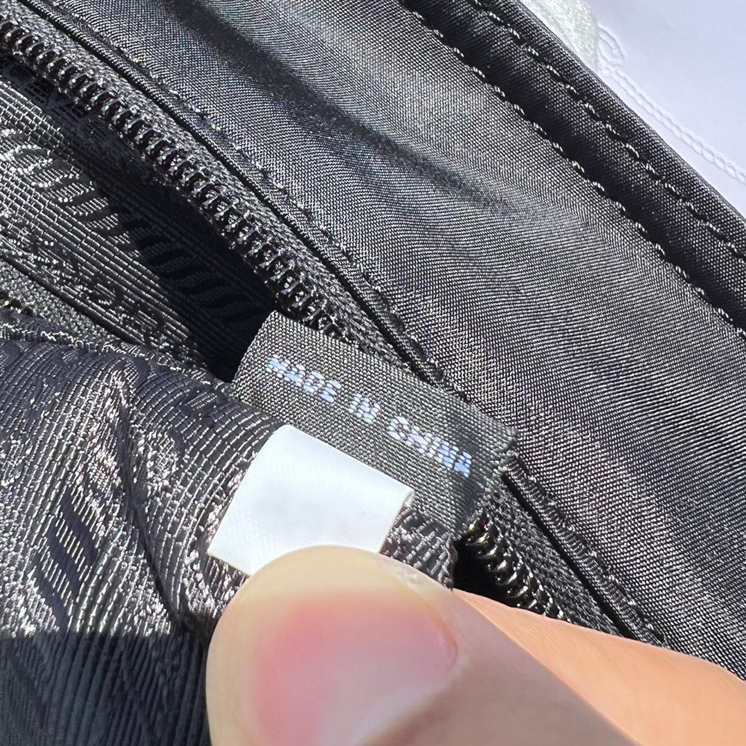 尺寸:35×30×14cm（05780898） PRADA通路資源特供降落傘布製作❗️Re-Nylon 再生尼龍購物袋，Re-Nylon 再生尼龍透過提純海洋塑膠、漁網和紡織纖維回收物製成，闡釋創新理念。包身正面配有前貼袋，拉鍊開合，飾以塗琺瑯金屬三角形徽標，當媽咪袋也是不錯的選擇