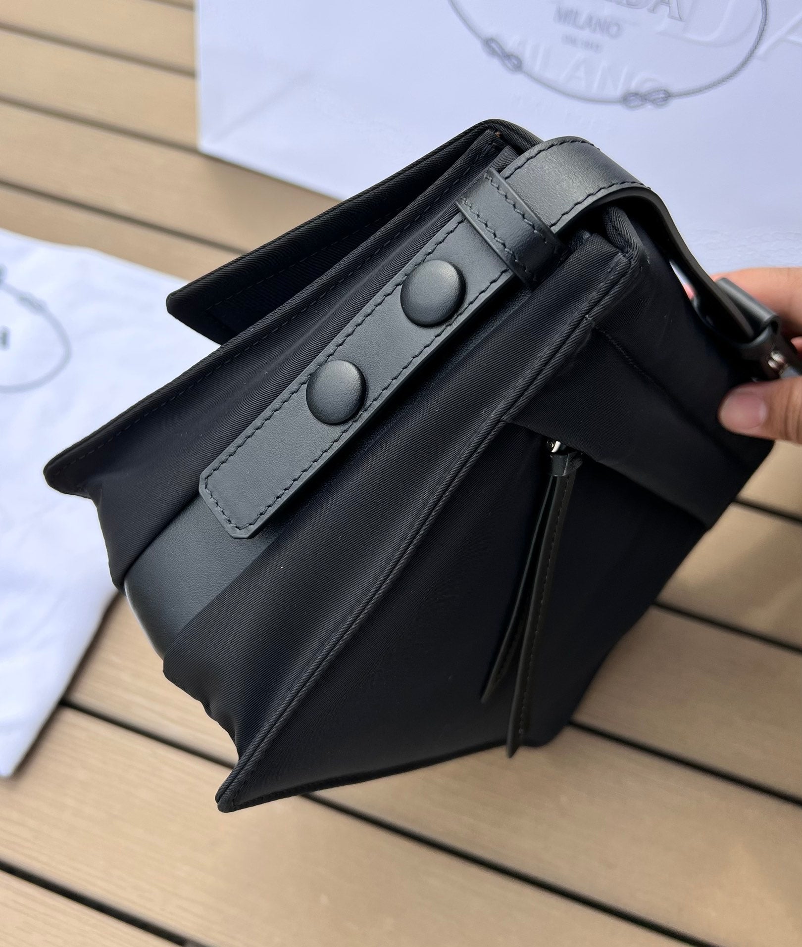 尺寸:23×16×11cm（05800898） PRADA通路資源特供訂單尼龍郵差包❗️混搭理念貫穿於Pradal 的敘事語言中，藉由材質、廓形和功能之間別樣的趣味組合，詮釋出充滿創意的設計。這款翻蓋式單肩包經海洋塑膠回收物所製的Re-Nylon 再生尼龍科技創新材質重釋，呈現精緻的柔美廓形。加襯工藝賦予包身柔和現代的外觀，正面飾有塗琺瑯三角標，磁扣開合，背面拉鍊式貼袋，可調式皮革肩帶便於多種方式攜帶。
