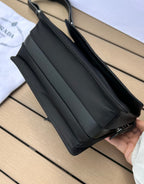 尺寸:23×16×11cm（05800898） PRADA通路資源特供訂單尼龍郵差包❗️混搭理念貫穿於Pradal 的敘事語言中，藉由材質、廓形和功能之間別樣的趣味組合，詮釋出充滿創意的設計。這款翻蓋式單肩包經海洋塑膠回收物所製的Re-Nylon 再生尼龍科技創新材質重釋，呈現精緻的柔美廓形。加襯工藝賦予包身柔和現代的外觀，正面飾有塗琺瑯三角標，磁扣開合，背面拉鍊式貼袋，可調式皮革肩帶便於多種方式攜帶。