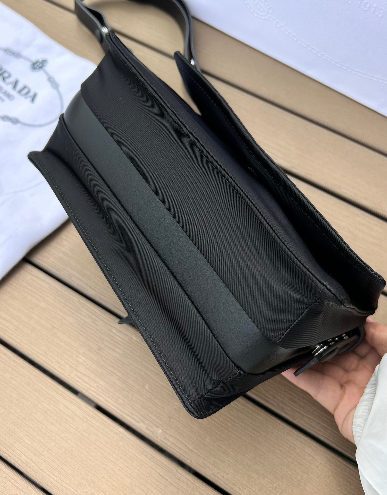 尺寸:23×16×11cm（05800898） PRADA通路資源特供訂單尼龍郵差包❗️混搭理念貫穿於Pradal 的敘事語言中，藉由材質、廓形和功能之間別樣的趣味組合，詮釋出充滿創意的設計。這款翻蓋式單肩包經海洋塑膠回收物所製的Re-Nylon 再生尼龍科技創新材質重釋，呈現精緻的柔美廓形。加襯工藝賦予包身柔和現代的外觀，正面飾有塗琺瑯三角標，磁扣開合，背面拉鍊式貼袋，可調式皮革肩帶便於多種方式攜帶。
