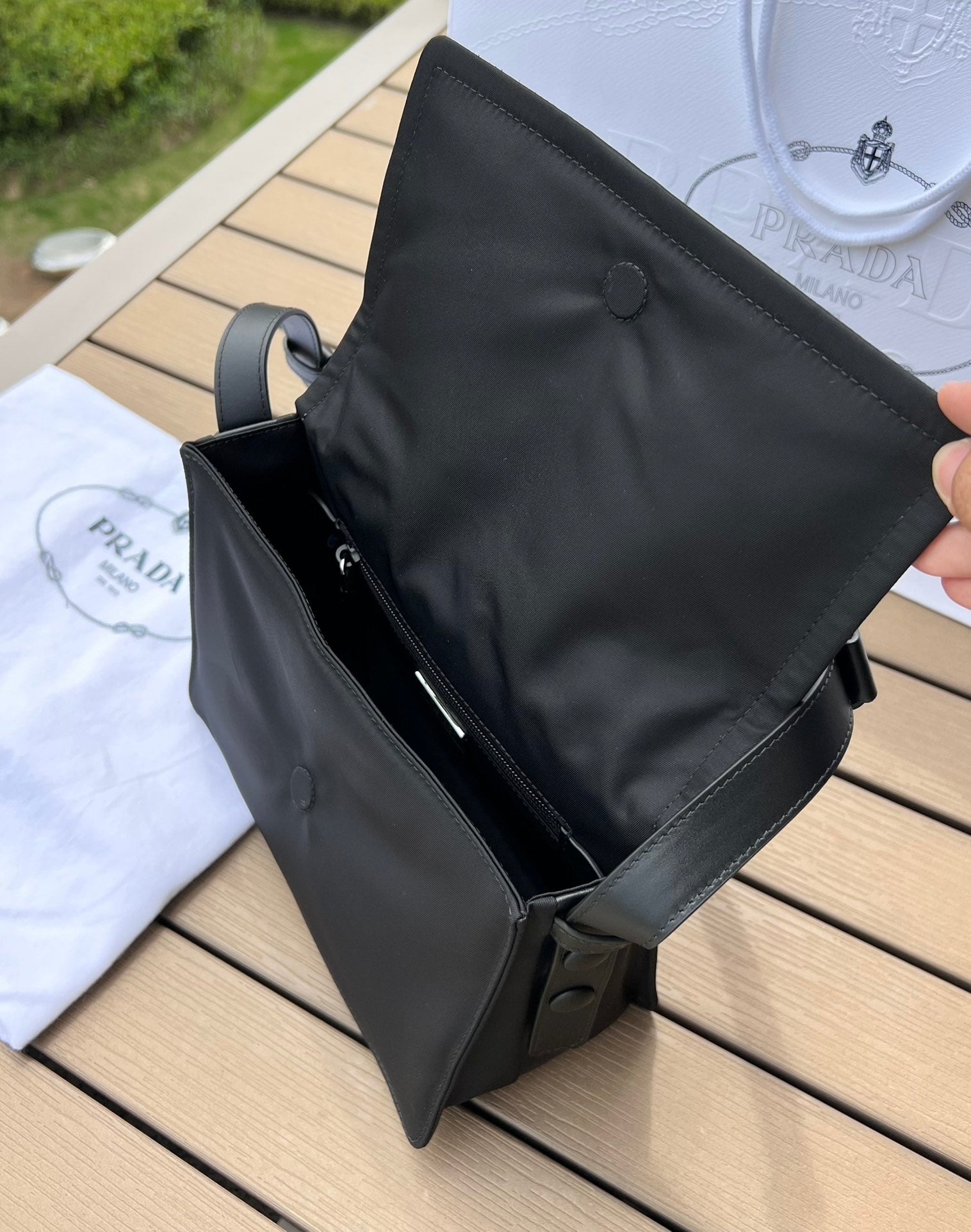 尺寸:23×16×11cm（05800898） PRADA通路資源特供訂單尼龍郵差包❗️混搭理念貫穿於Pradal 的敘事語言中，藉由材質、廓形和功能之間別樣的趣味組合，詮釋出充滿創意的設計。這款翻蓋式單肩包經海洋塑膠回收物所製的Re-Nylon 再生尼龍科技創新材質重釋，呈現精緻的柔美廓形。加襯工藝賦予包身柔和現代的外觀，正面飾有塗琺瑯三角標，磁扣開合，背面拉鍊式貼袋，可調式皮革肩帶便於多種方式攜帶。