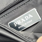 尺寸:23×16×11cm（05800898） PRADA通路資源特供訂單尼龍郵差包❗️混搭理念貫穿於Pradal 的敘事語言中，藉由材質、廓形和功能之間別樣的趣味組合，詮釋出充滿創意的設計。這款翻蓋式單肩包經海洋塑膠回收物所製的Re-Nylon 再生尼龍科技創新材質重釋，呈現精緻的柔美廓形。加襯工藝賦予包身柔和現代的外觀，正面飾有塗琺瑯三角標，磁扣開合，背面拉鍊式貼袋，可調式皮革肩帶便於多種方式攜帶。