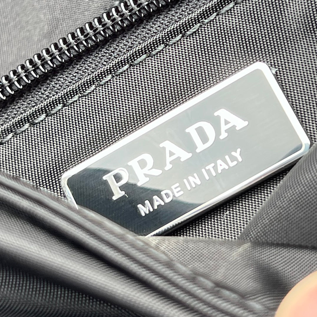 尺寸:23×16×11cm（05800898） PRADA通路資源特供訂單尼龍郵差包❗️混搭理念貫穿於Pradal 的敘事語言中，藉由材質、廓形和功能之間別樣的趣味組合，詮釋出充滿創意的設計。這款翻蓋式單肩包經海洋塑膠回收物所製的Re-Nylon 再生尼龍科技創新材質重釋，呈現精緻的柔美廓形。加襯工藝賦予包身柔和現代的外觀，正面飾有塗琺瑯三角標，磁扣開合，背面拉鍊式貼袋，可調式皮革肩帶便於多種方式攜帶。