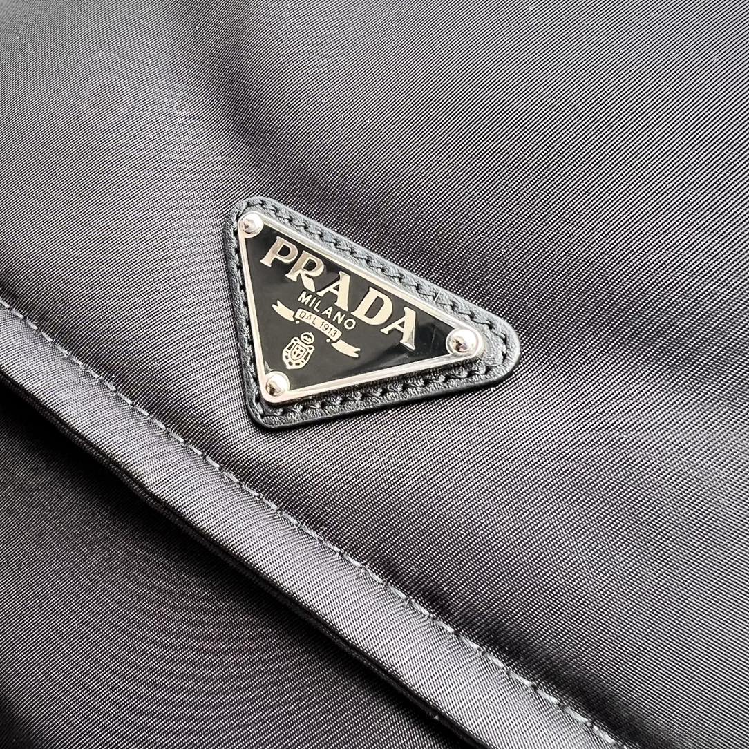 尺寸:23×16×11cm（05800898） PRADA通路資源特供訂單尼龍郵差包❗️混搭理念貫穿於Pradal 的敘事語言中，藉由材質、廓形和功能之間別樣的趣味組合，詮釋出充滿創意的設計。這款翻蓋式單肩包經海洋塑膠回收物所製的Re-Nylon 再生尼龍科技創新材質重釋，呈現精緻的柔美廓形。加襯工藝賦予包身柔和現代的外觀，正面飾有塗琺瑯三角標，磁扣開合，背面拉鍊式貼袋，可調式皮革肩帶便於多種方式攜帶。