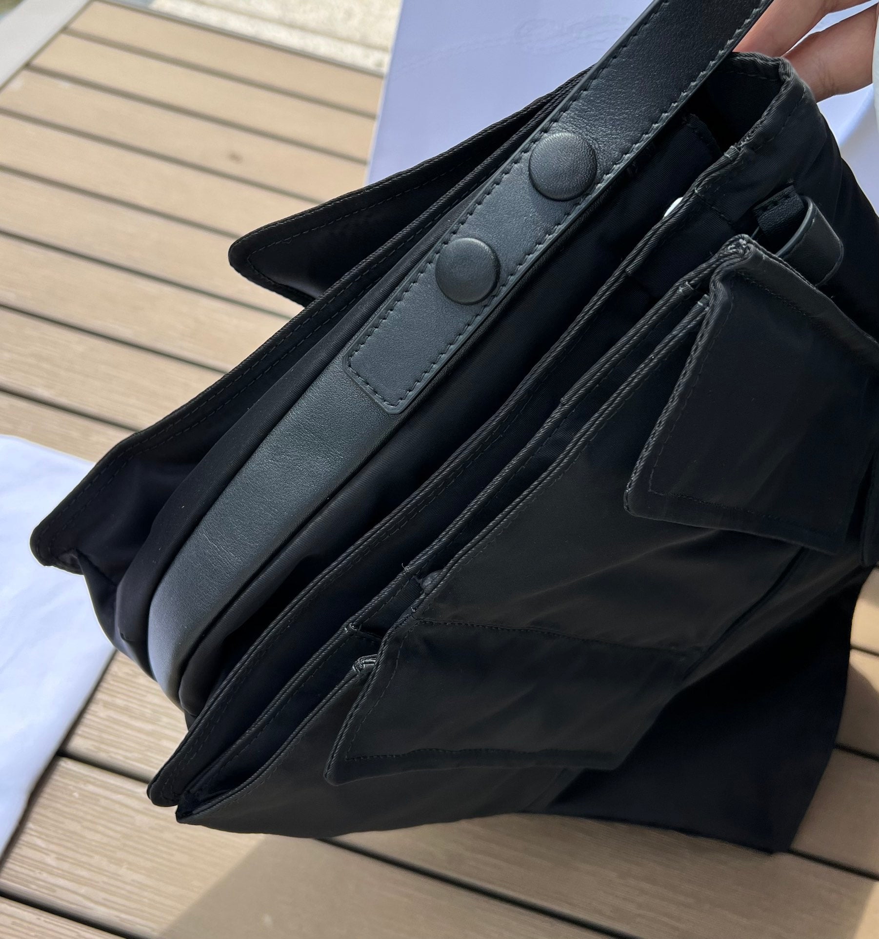 大尺寸:36×28×14cm（091250898） PRADA通路資源特供尼龍郵差包❗️選用Re-Nylon 再生尼龍材質打造。永續材質的應用象徵Prada 在布料的演進。翻蓋式包身配有可調式皮革肩帶，傳統與現代材質邂逅，造就都會優雅風格。背部拉鍊式口袋設計獨特功能性，翻蓋處飾以塗琺瑯金屬三角形徽標，鮮明醒目。磁扣式翻蓋開合，Re-Nylon 再生尼龍襯裡，配兩個口袋，其中一個帶拉鍊，極具有功能性和滿滿設計感