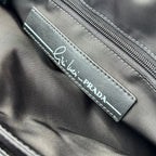 大尺寸:36×28×14cm（091250898） PRADA通路資源特供尼龍郵差包❗️選用Re-Nylon 再生尼龍材質打造。永續材質的應用象徵Prada 在布料的演進。翻蓋式包身配有可調式皮革肩帶，傳統與現代材質邂逅，造就都會優雅風格。背部拉鍊式口袋設計獨特功能性，翻蓋處飾以塗琺瑯金屬三角形徽標，鮮明醒目。磁扣式翻蓋開合，Re-Nylon 再生尼龍襯裡，配兩個口袋，其中一個帶拉鍊，極具有功能性和滿滿設計感