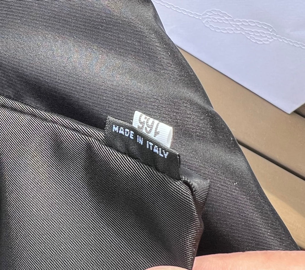 大尺寸:36×28×14cm（091250898） PRADA通路資源特供尼龍郵差包❗️選用Re-Nylon 再生尼龍材質打造。永續材質的應用象徵Prada 在布料的演進。翻蓋式包身配有可調式皮革肩帶，傳統與現代材質邂逅，造就都會優雅風格。背部拉鍊式口袋設計獨特功能性，翻蓋處飾以塗琺瑯金屬三角形徽標，鮮明醒目。磁扣式翻蓋開合，Re-Nylon 再生尼龍襯裡，配兩個口袋，其中一個帶拉鍊，極具有功能性和滿滿設計感
