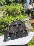 代工廠通路貨！新款背包，尺寸：32×30×15cm （571050898）Prada新款尼龍雙肩包！ 100%代工廠渠道。原廠防水耐磨的空軍專用降落傘布料！原廠布料看起來都不一樣，質感很舒服！如果是市場一般貨會有一個最明顯的缺點，就是布料偏薄或偏硬！而我們在賣的版本說是全市場第一當之無愧！因為這個貨才是真正代工廠出品！