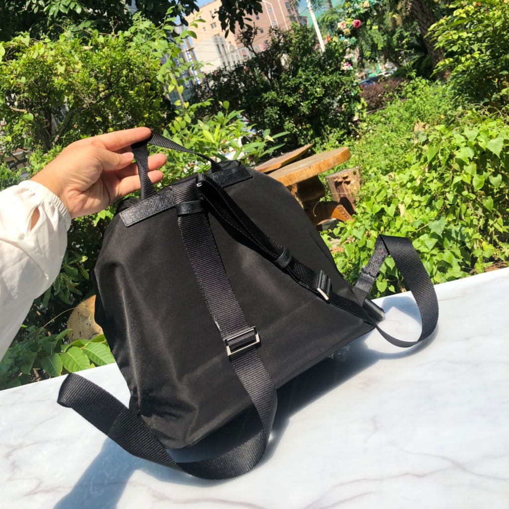 代工廠通路貨！新款背包，尺寸：32×30×15cm （571050898）Prada新款尼龍雙肩包！ 100%代工廠渠道。原廠防水耐磨的空軍專用降落傘布料！原廠布料看起來都不一樣，質感很舒服！如果是市場一般貨會有一個最明顯的缺點，就是布料偏薄或偏硬！而我們在賣的版本說是全市場第一當之無愧！因為這個貨才是真正代工廠出品！