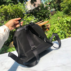 代工廠通路貨！新款背包，尺寸：32×30×15cm （571050898）Prada新款尼龍雙肩包！ 100%代工廠渠道。原廠防水耐磨的空軍專用降落傘布料！原廠布料看起來都不一樣，質感很舒服！如果是市場一般貨會有一個最明顯的缺點，就是布料偏薄或偏硬！而我們在賣的版本說是全市場第一當之無愧！因為這個貨才是真正代工廠出品！