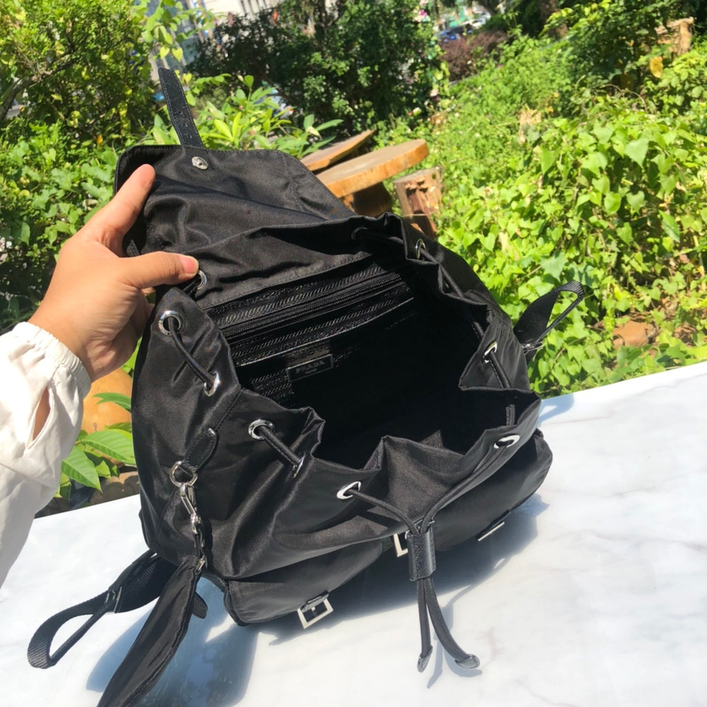 代工廠通路貨！新款背包，尺寸：32×30×15cm （571050898）Prada新款尼龍雙肩包！ 100%代工廠渠道。原廠防水耐磨的空軍專用降落傘布料！原廠布料看起來都不一樣，質感很舒服！如果是市場一般貨會有一個最明顯的缺點，就是布料偏薄或偏硬！而我們在賣的版本說是全市場第一當之無愧！因為這個貨才是真正代工廠出品！
