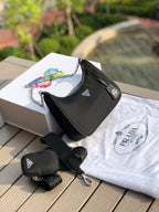 尺寸：22×18×6.5cm（55880898） 代工廠出品PRADA Re- Edition尼龍手袋❗️現貨供應！此款Prada2005系列的標誌性風格，綻現柔美設計與現代細節。尼龍由Prada率先引入時尚界，是品牌標誌性的材質。 Saffiano皮革細節可拆卸鏈條，可拆卸可調式標誌印花編織尼龍肩帶➕可拆卸尼龍小袋，配拉鍊和Re-edition鑰匙扣金屬配件，設計別出心裁