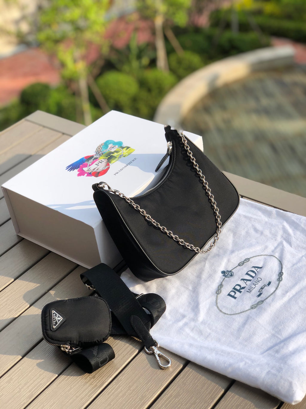 尺寸：22×18×6.5cm（55880898） 代工廠出品PRADA Re- Edition尼龍手袋❗️現貨供應！此款Prada2005系列的標誌性風格，綻現柔美設計與現代細節。尼龍由Prada率先引入時尚界，是品牌標誌性的材質。 Saffiano皮革細節可拆卸鏈條，可拆卸可調式標誌印花編織尼龍肩帶➕可拆卸尼龍小袋，配拉鍊和Re-edition鑰匙扣金屬配件，設計別出心裁