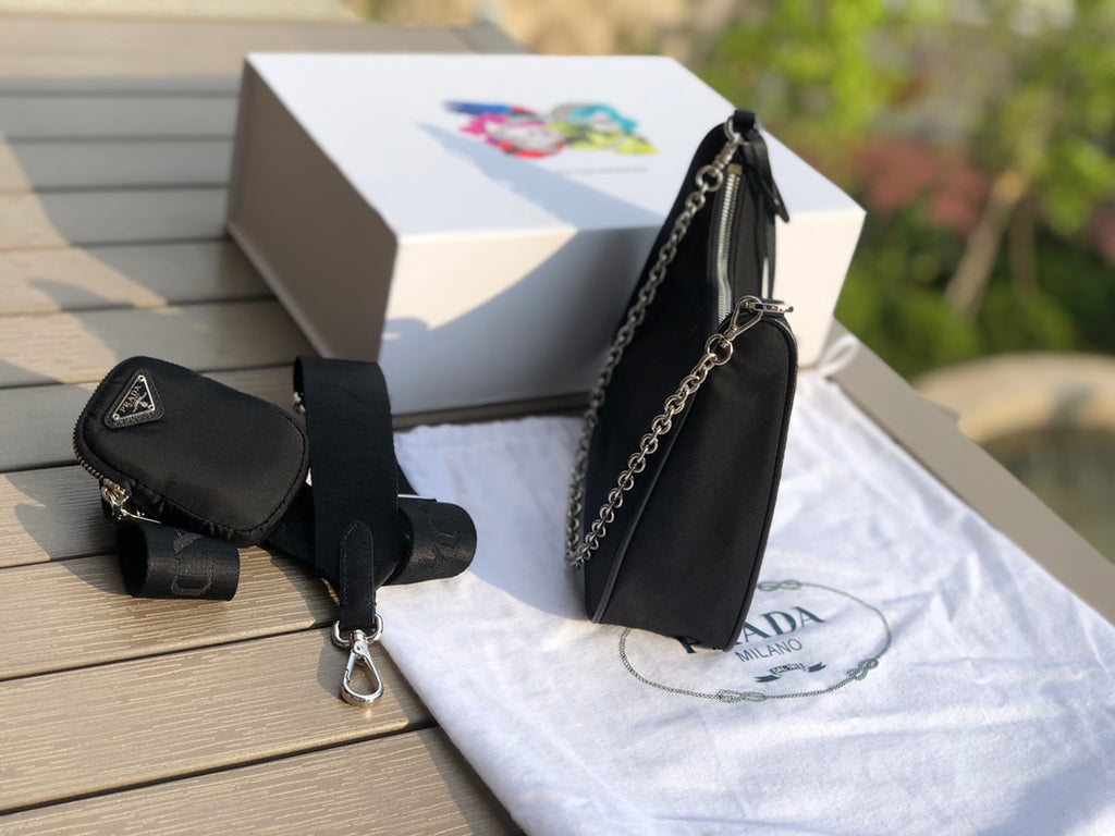 尺寸：22×18×6.5cm（55880898） 代工廠出品PRADA Re- Edition尼龍手袋❗️現貨供應！此款Prada2005系列的標誌性風格，綻現柔美設計與現代細節。尼龍由Prada率先引入時尚界，是品牌標誌性的材質。 Saffiano皮革細節可拆卸鏈條，可拆卸可調式標誌印花編織尼龍肩帶➕可拆卸尼龍小袋，配拉鍊和Re-edition鑰匙扣金屬配件，設計別出心裁