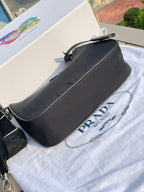尺寸：22×18×6.5cm（55880898） 代工廠出品PRADA Re- Edition尼龍手袋❗️現貨供應！此款Prada2005系列的標誌性風格，綻現柔美設計與現代細節。尼龍由Prada率先引入時尚界，是品牌標誌性的材質。 Saffiano皮革細節可拆卸鏈條，可拆卸可調式標誌印花編織尼龍肩帶➕可拆卸尼龍小袋，配拉鍊和Re-edition鑰匙扣金屬配件，設計別出心裁