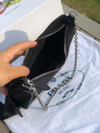 尺寸：22×18×6.5cm（55880898） 代工廠出品PRADA Re- Edition尼龍手袋❗️現貨供應！此款Prada2005系列的標誌性風格，綻現柔美設計與現代細節。尼龍由Prada率先引入時尚界，是品牌標誌性的材質。 Saffiano皮革細節可拆卸鏈條，可拆卸可調式標誌印花編織尼龍肩帶➕可拆卸尼龍小袋，配拉鍊和Re-edition鑰匙扣金屬配件，設計別出心裁