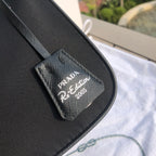 尺寸：22×18×6.5cm（55880898） 代工廠出品PRADA Re- Edition尼龍手袋❗️現貨供應！此款Prada2005系列的標誌性風格，綻現柔美設計與現代細節。尼龍由Prada率先引入時尚界，是品牌標誌性的材質。 Saffiano皮革細節可拆卸鏈條，可拆卸可調式標誌印花編織尼龍肩帶➕可拆卸尼龍小袋，配拉鍊和Re-edition鑰匙扣金屬配件，設計別出心裁