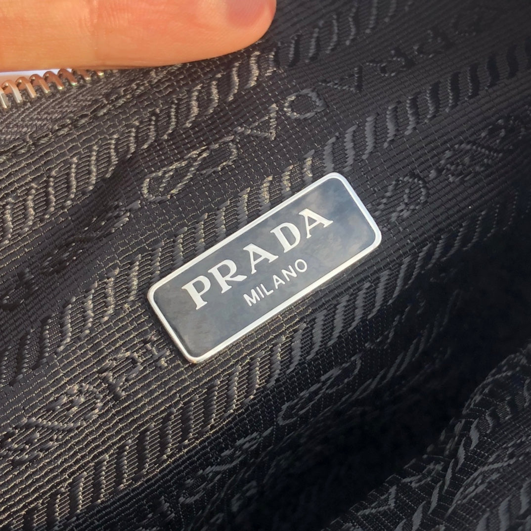 尺寸：22×18×6.5cm（55880898） 代工廠出品PRADA Re- Edition尼龍手袋❗️現貨供應！此款Prada2005系列的標誌性風格，綻現柔美設計與現代細節。尼龍由Prada率先引入時尚界，是品牌標誌性的材質。 Saffiano皮革細節可拆卸鏈條，可拆卸可調式標誌印花編織尼龍肩帶➕可拆卸尼龍小袋，配拉鍊和Re-edition鑰匙扣金屬配件，設計別出心裁