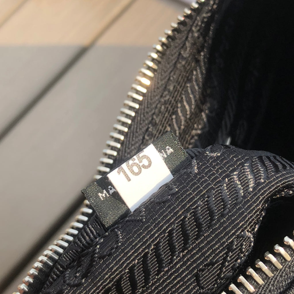 尺寸：22×18×6.5cm（55880898） 代工廠出品PRADA Re- Edition尼龍手袋❗️現貨供應！此款Prada2005系列的標誌性風格，綻現柔美設計與現代細節。尼龍由Prada率先引入時尚界，是品牌標誌性的材質。 Saffiano皮革細節可拆卸鏈條，可拆卸可調式標誌印花編織尼龍肩帶➕可拆卸尼龍小袋，配拉鍊和Re-edition鑰匙扣金屬配件，設計別出心裁
