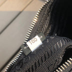 尺寸：22×18×6.5cm（55880898） 代工廠出品PRADA Re- Edition尼龍手袋❗️現貨供應！此款Prada2005系列的標誌性風格，綻現柔美設計與現代細節。尼龍由Prada率先引入時尚界，是品牌標誌性的材質。 Saffiano皮革細節可拆卸鏈條，可拆卸可調式標誌印花編織尼龍肩帶➕可拆卸尼龍小袋，配拉鍊和Re-edition鑰匙扣金屬配件，設計別出心裁