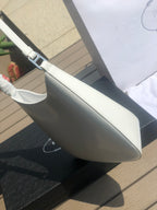 白色❗️尺寸：22*6*27cm（05850898）PRADA代工廠訂單出品腋下包❗️普拉達這款Prada Cleo單肩包重釋1990年代品牌標誌性的設計，頗具精緻格調。單肩包結構別緻，底部和側面漸顯圓潤，彰顯簡約的弧形線條，賦予其新月包風格的柔美輕盈外觀。 Prada系列中的亮面皮革材質現代而百搭，是打造全新組合與對比感的理想之選。三角形琺瑯標誌呈現不凡的品牌格調，亮面皮革材質皮革提手金屬配件，琺瑯三角形金屬徽標，磁扣扣合，Prada徽標尼龍襯裡，配貼布口袋