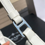 白色❗️尺寸：22*6*27cm（05850898）PRADA代工廠訂單出品腋下包❗️普拉達這款Prada Cleo單肩包重釋1990年代品牌標誌性的設計，頗具精緻格調。單肩包結構別緻，底部和側面漸顯圓潤，彰顯簡約的弧形線條，賦予其新月包風格的柔美輕盈外觀。 Prada系列中的亮面皮革材質現代而百搭，是打造全新組合與對比感的理想之選。三角形琺瑯標誌呈現不凡的品牌格調，亮面皮革材質皮革提手金屬配件，琺瑯三角形金屬徽標，磁扣扣合，Prada徽標尼龍襯裡，配貼布口袋