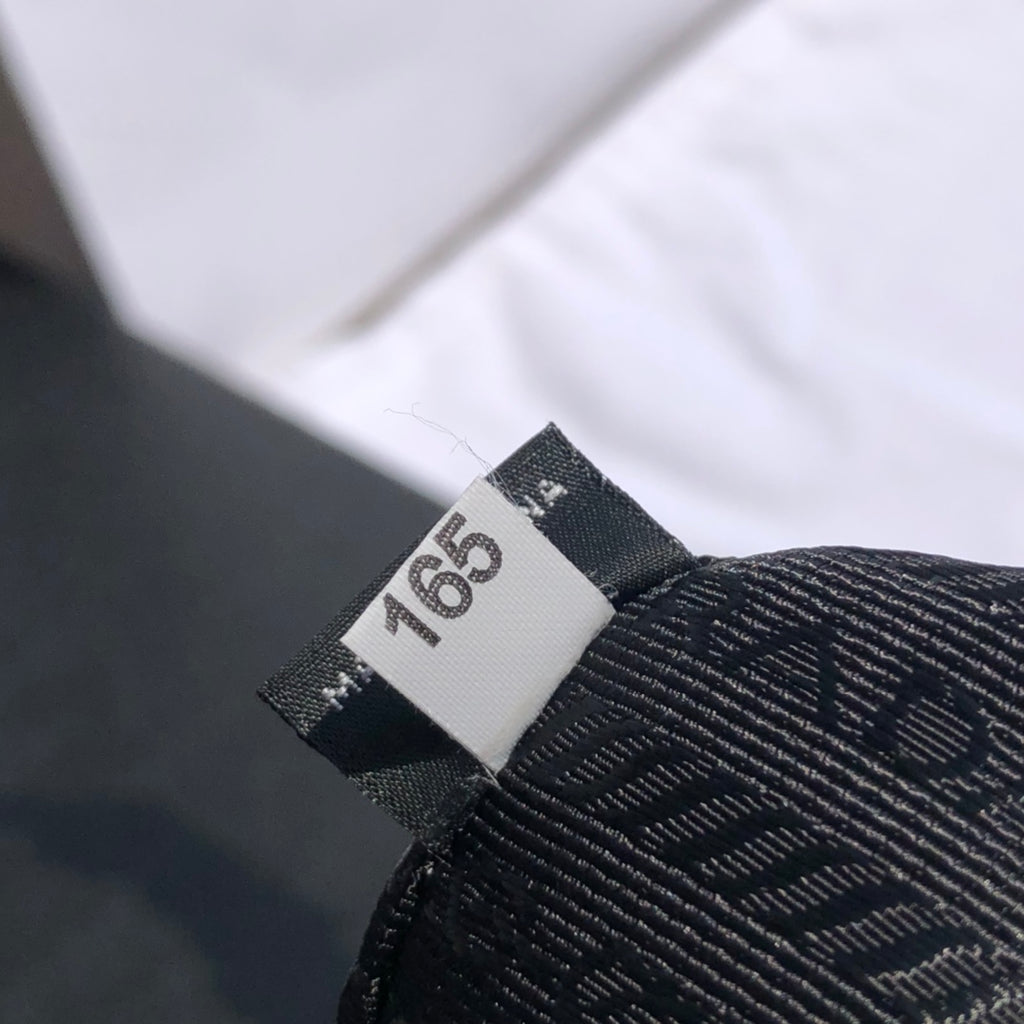 白色❗️尺寸：22*6*27cm（05850898）PRADA代工廠訂單出品腋下包❗️普拉達這款Prada Cleo單肩包重釋1990年代品牌標誌性的設計，頗具精緻格調。單肩包結構別緻，底部和側面漸顯圓潤，彰顯簡約的弧形線條，賦予其新月包風格的柔美輕盈外觀。 Prada系列中的亮面皮革材質現代而百搭，是打造全新組合與對比感的理想之選。三角形琺瑯標誌呈現不凡的品牌格調，亮面皮革材質皮革提手金屬配件，琺瑯三角形金屬徽標，磁扣扣合，Prada徽標尼龍襯裡，配貼布口袋