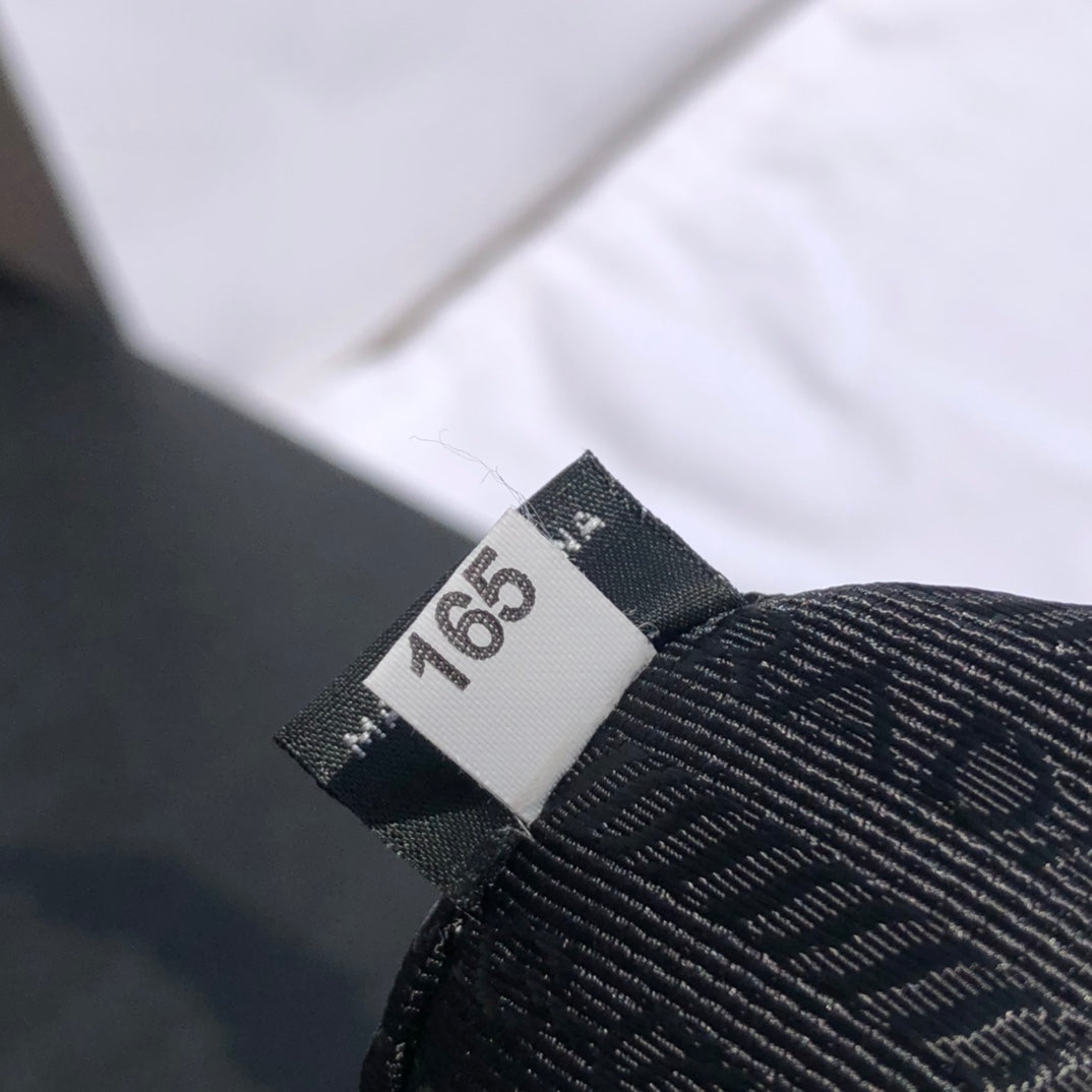白色❗️尺寸：22*6*27cm（05850898）PRADA代工廠訂單出品腋下包❗️普拉達這款Prada Cleo單肩包重釋1990年代品牌標誌性的設計，頗具精緻格調。單肩包結構別緻，底部和側面漸顯圓潤，彰顯簡約的弧形線條，賦予其新月包風格的柔美輕盈外觀。 Prada系列中的亮面皮革材質現代而百搭，是打造全新組合與對比感的理想之選。三角形琺瑯標誌呈現不凡的品牌格調，亮面皮革材質皮革提手金屬配件，琺瑯三角形金屬徽標，磁扣扣合，Prada徽標尼龍襯裡，配貼布口袋